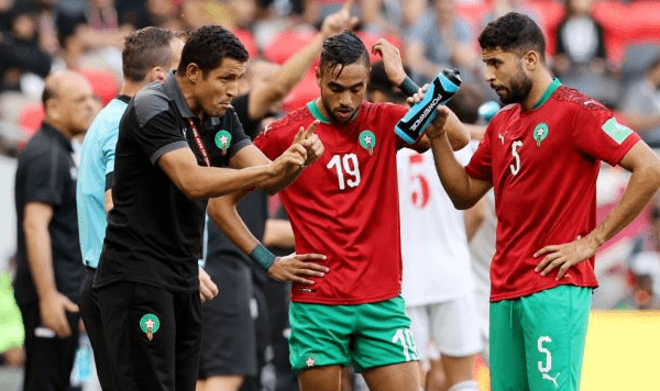 بسبب فوز الجزائر .. مدرب منتخب المغرب يتشابك مع لاعبيه