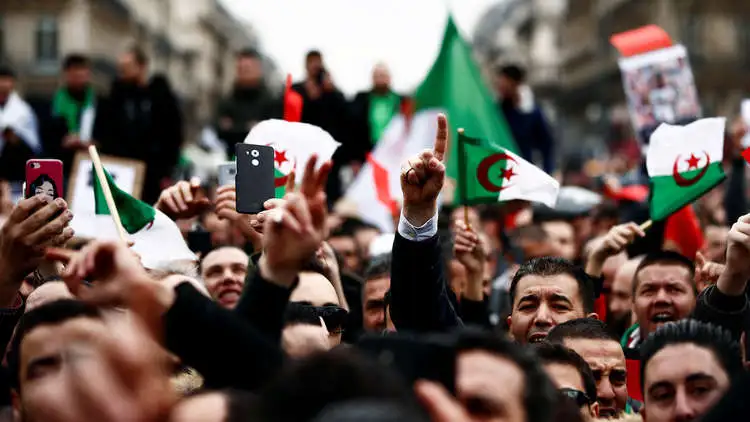 40 سجينا من نشطاء الحراك يقررون الإضراب عن الطعام