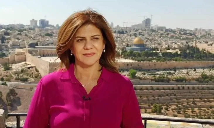 استشهاد مراسلة “الجزيرة” في فلسطين شيرين أبو عاقلة بعد إصابتها برصاص الكيان الصهيوني