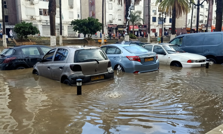 الأمطار الغزيرة تتسبب في غلق هذه الطرقات