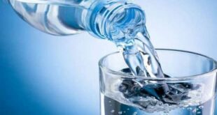 تأثير شرب الكميات الزائدة من الماء بعد الإفطار على الصحة