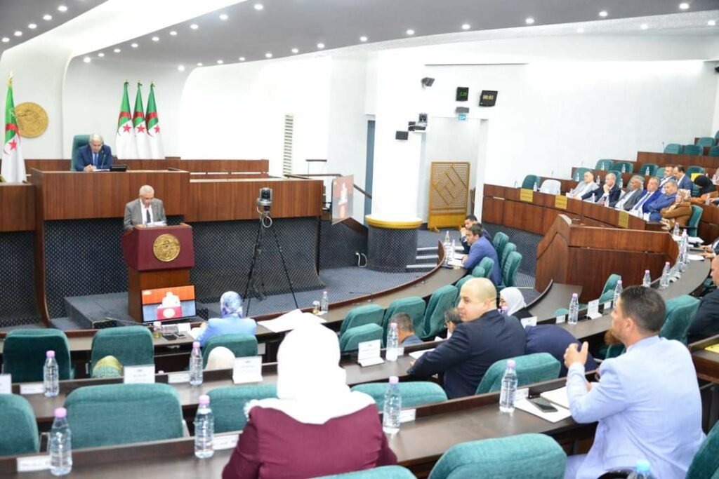 تصادق الجزائر على قوانين جديدة للمحضر القضائي وحماية الأراضي الدولية.