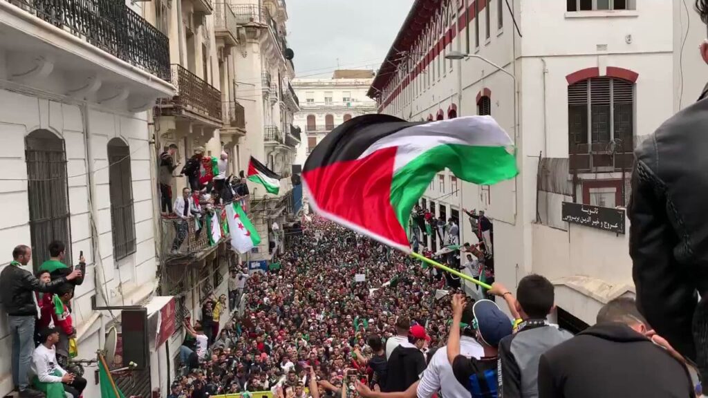 مسيرات حاشدة في الجزائر تنديدًا بالتهجير ودعمًا للشعب الفلسطيني