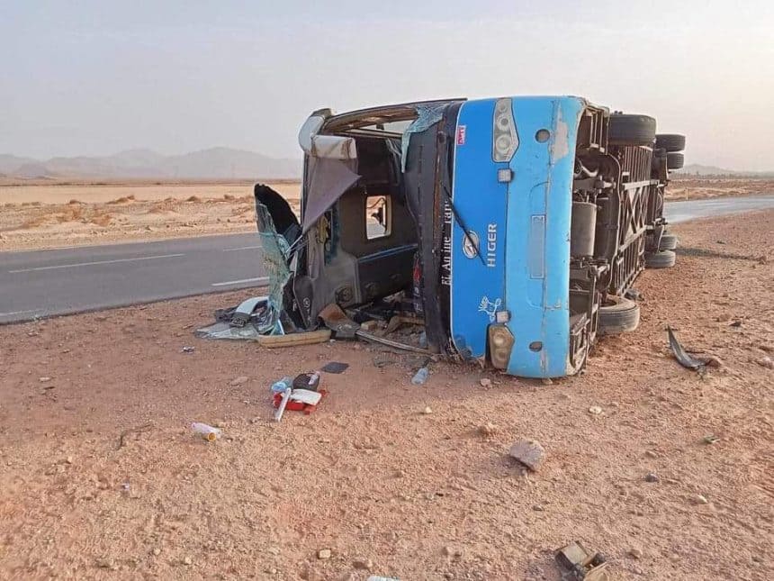 إصابة 21 شخصًا في حادث انقلاب حافلة نقل المسافرين بولاية النعامة